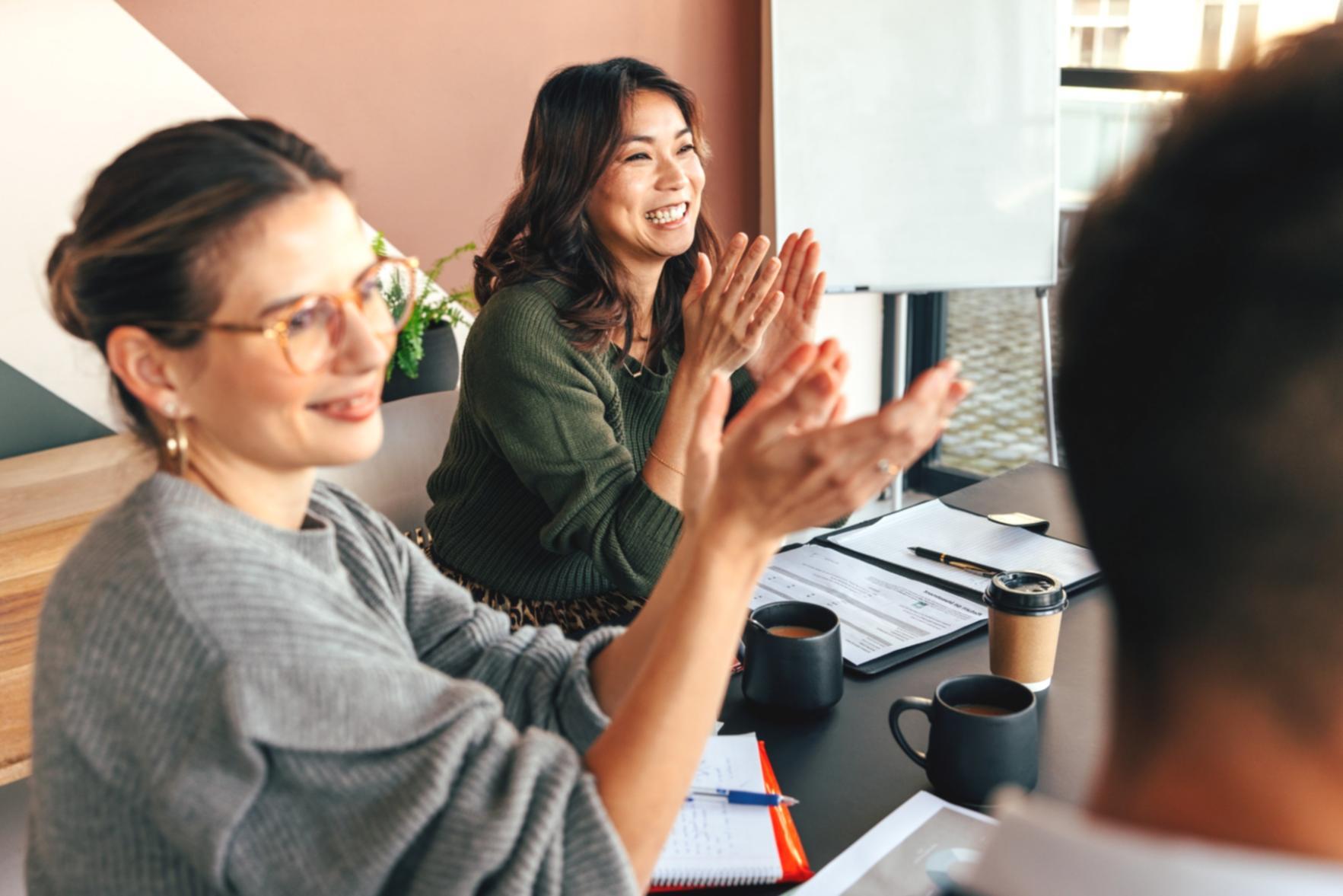 Teilnehmer diskutieren innovative Geschäftsmodelle in modernem Seminarraum